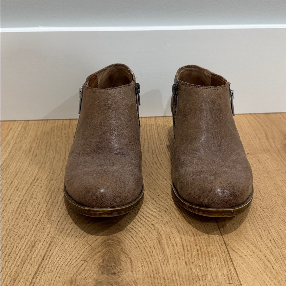 Lucky Brand LP Banda tan/taupe low zip heeled booties Sz 7 - Picture 3 of 11